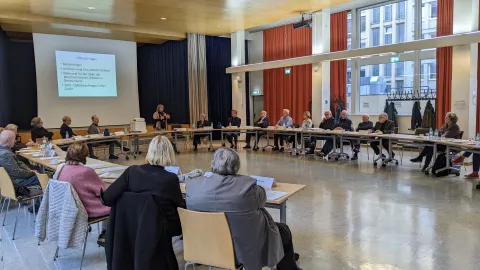 Sitzung in halbrunder Tischformation
