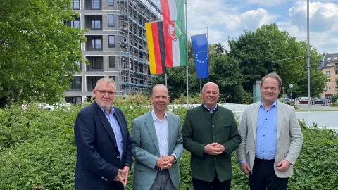 Gruppenfoto vor Fahnen
