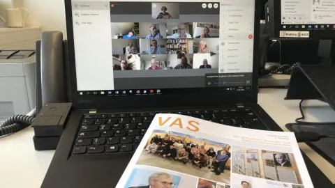 Gedrucktes VAS-Journal liegt auf Laptop-Tastatur