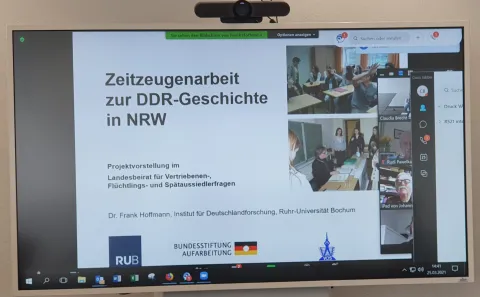 Laptopview einer offenen Präsentation in einem Video-Call