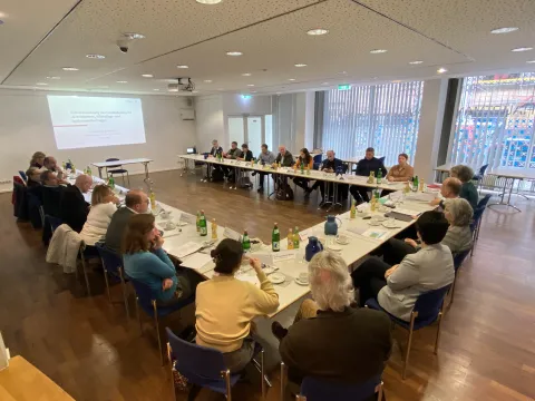 Voll besetzte, U-förmige Tischformation