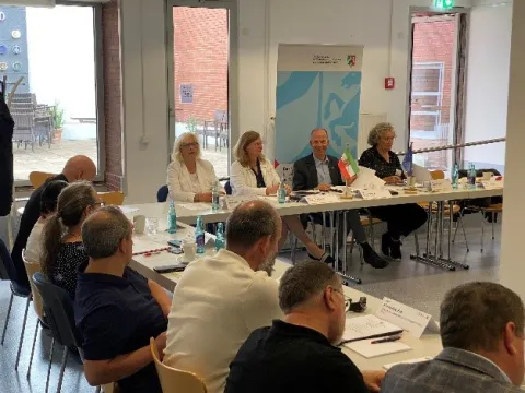 Eine Gruppe von Menschen sitzend an Tischen