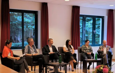 Heiko Hendriks (r.) im Gespräch mit Autorinnen und Autoren des Literaturkreises