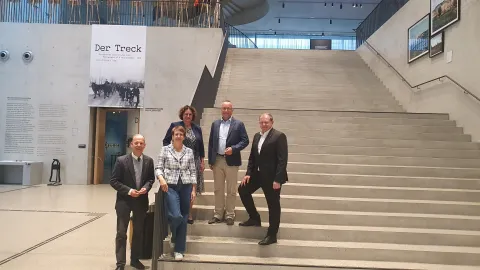 Gruppenfoto auf Treppe