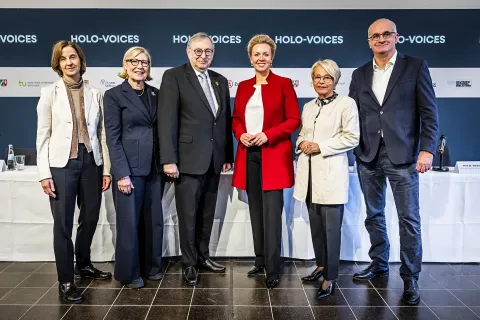 Gruppenbild vor Pressewand