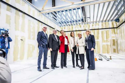 Gruppenbild auf der Baustelle