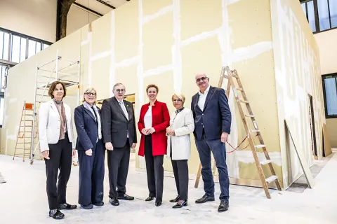 Gruppenbild vor Baustelle