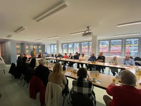 Heiko Hendriks (stehend) begrüßt die Teilnehmenden zum 7. Runden Tisch