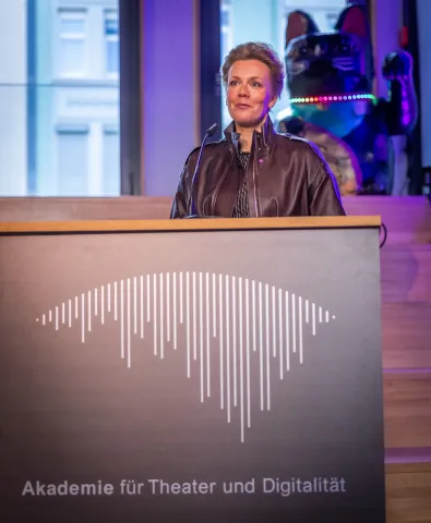 Frau Ministerin Brandes MdL am Sprecherpult