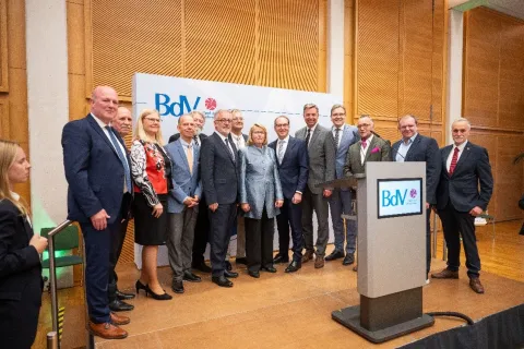 Gruppenfoto vor BdV-Stellwand
