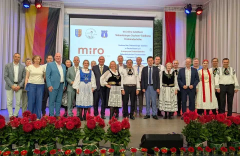 Festakt-Gruppe auf Bühne