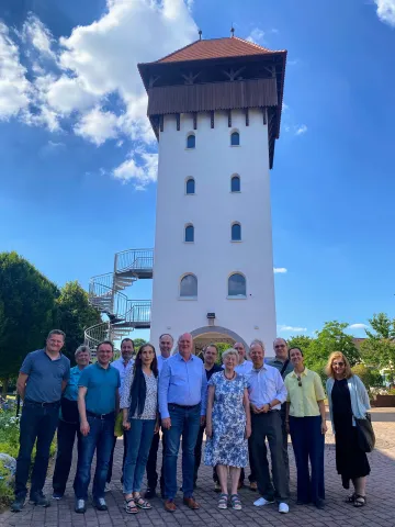 Gruppe posiert vor Turm