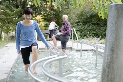 Eine Frau und ein Mann beim Wassertreten