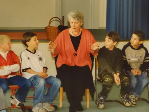 Eine Frau erzählt Kindern Märchen