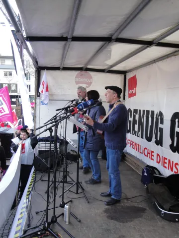 Sänger auf Bühne von ver.di