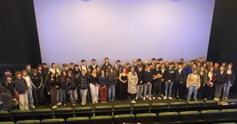 Gruppenbild mit Dr. Peter Keup und den Schülerinnen und Schülern nach der Filmvorführung
