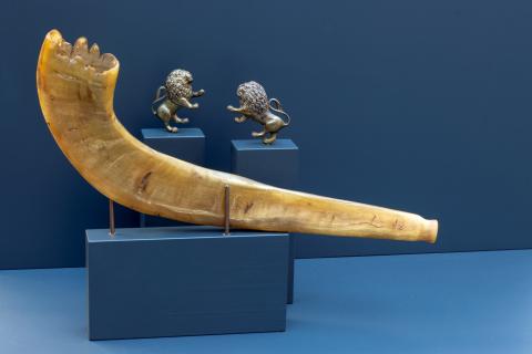 Foto von der Schofar und den zwei Löwenstatuen im Frenkelhaus Foto von der Schofar und den zwei Löwenstatuen im Frenkelhaus