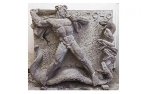 MKW_NRW_Erinnerungskultur_Gedenkstaette_Luedenscheid_Relief.jpg Das Herkules-Relief der Ge-Denk-Zellen Lüdenscheid