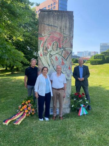 Gruppenbild vor Denkmal