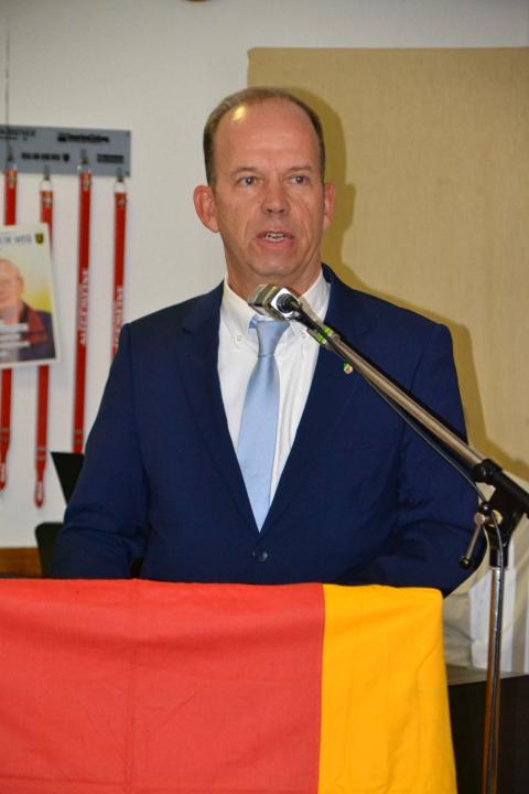 Heiko Hendriks zu Gast beim BdV in Bochum, steht an einem Pult und spricht.