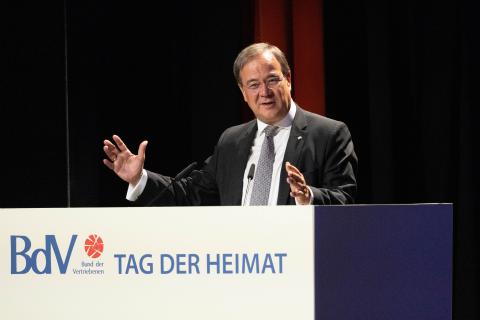 Ministerpräsident Armn Laschet spricht beim Tag der Heimat an einem Pult.