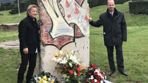  Heiko Hendriks und der Vorsitzende der VOS e.V. am Mauersegment
