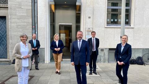 Bundesbeauftragter Fabritius (Mitte) mit seinen Länderkollegen und –kolleginnen, u.a. Heiko Hendriks aus NRW (2. v. links), Foto: BMI