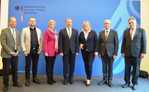 Gruppenfoto Konferenz der Aussiedlerbeauftragten des Bundes und der Länder, (v l.n.r): Heiko Hendriks (LB NRW), Dr. Jens Baumann (LB Sachsen), Editha Westmann MdL (LB Niedersachsen), Bundesaussiedlerbeauftragter Prof. Bernd Fabritius, Margarete Ziegler-Raschdorf (LB Hessen), Herbert Hellstern  (Büro LB Dr. Thomas Strobl, Baden-Württemberg), Dr. Matthias Lill (Büro LB Sylvia Stiersdorfer MdL, Bayern).