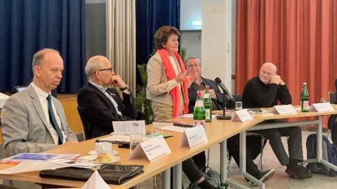Zeitzeugin Marie-Luise Knopp (stehend) berichtet über ihren Lebensweg beim 5. Runden Tisch.