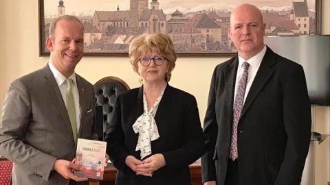 Von links nach rechts: Heiko Hendriks, Bürgermeisterin Astrid Fodor, Rainer Lehni