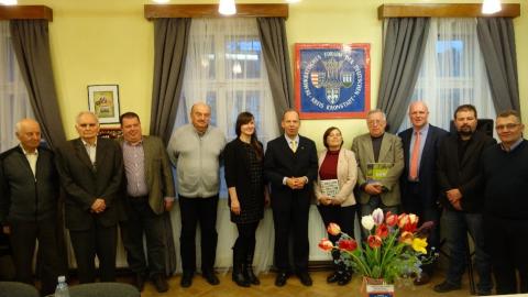 Vertreter des Demokratischen Forums der Deutschen in Kronstadt mit Heiko Hendriks (6.v.r.) und Rainer Lehni ((3.v.r.) sowie Caroline Fernolend, Kreisvorsitzende des Kronstädter Forums (5.v.r.) und Thomas Sindilariu, Vorsitzender des Ortsforums Kronstadt (2.v.r.)