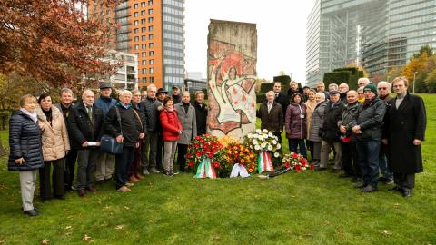 Gruppenfoto zu den Feierlichkeiten zu 30 Jahren Mauerfall in Düsseldorf.