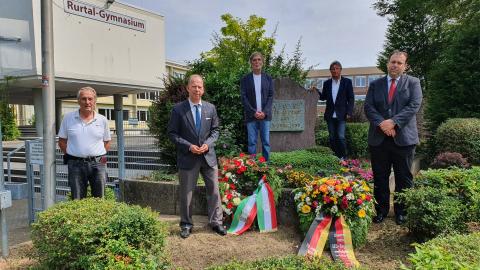5 Herren am Gedenkstein für die Opfer des 17. Juni 1953