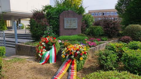 2 Kränze am Gedenkstein der des 17. Juni 1953