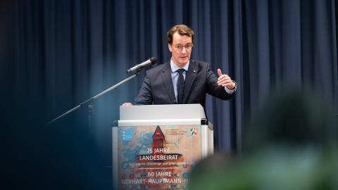 Ministerpräsident Hendrik Wüst würdigt die Arbeit des Landesbeirats und der Stiftung Gerhart-Hauptmann-Haus in Düsseldorf