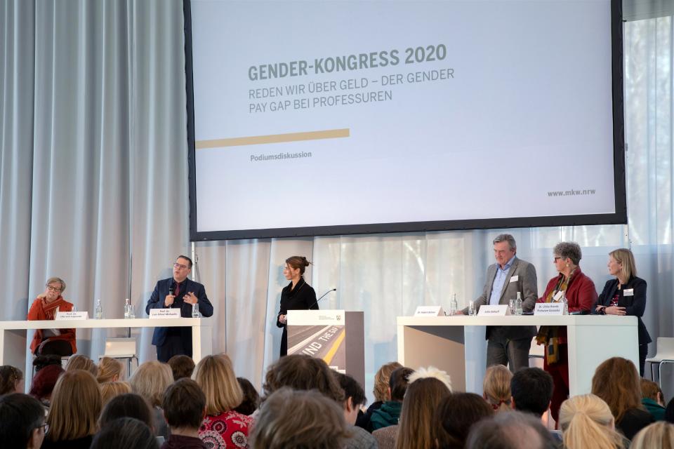 Blick vom Publikum aufs Podium beim Gender-Kongress