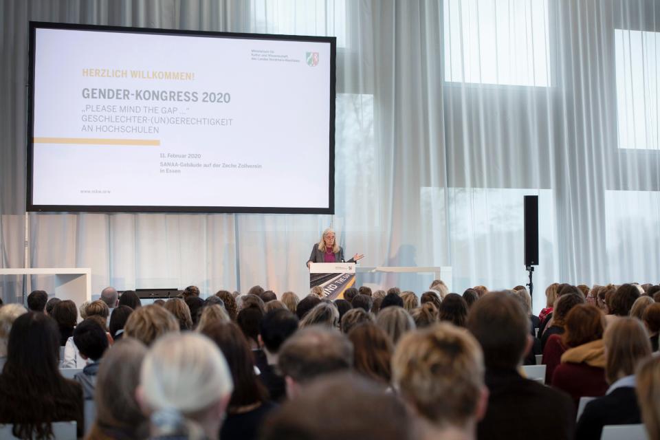 Ministerin Isabel Pfeiffer-Poensgen spricht beim Gender-Kongress