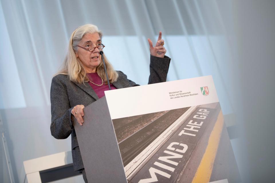 Ministerin Isabel Pfeiffer-Poensgen spricht beim Gender-Kongress