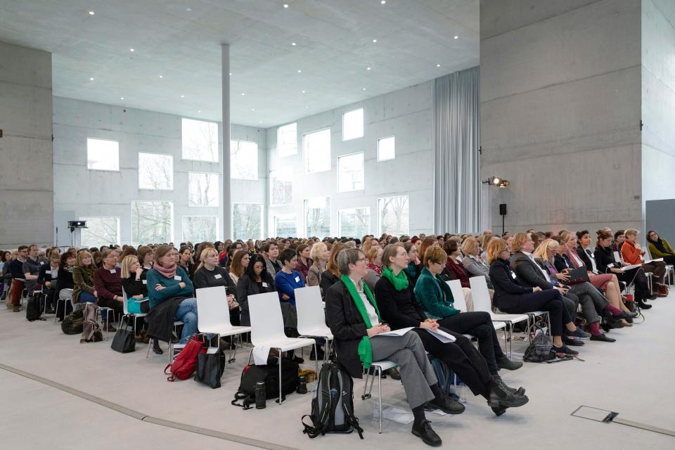 Blick ins Podium beim Gender-Kongress