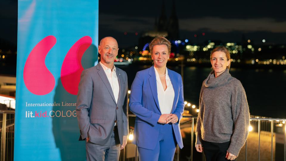 lit.COLOGNE-Festivalleiter Rainer Osnowski, Ina Brandes, Ministerin für Kultur und Wissenschaft des Landes Nordrhein-Westfalen, Angela Furtkamp, Leiterin des Kinder- und Jugendprogramms der lit.COLOGNE
