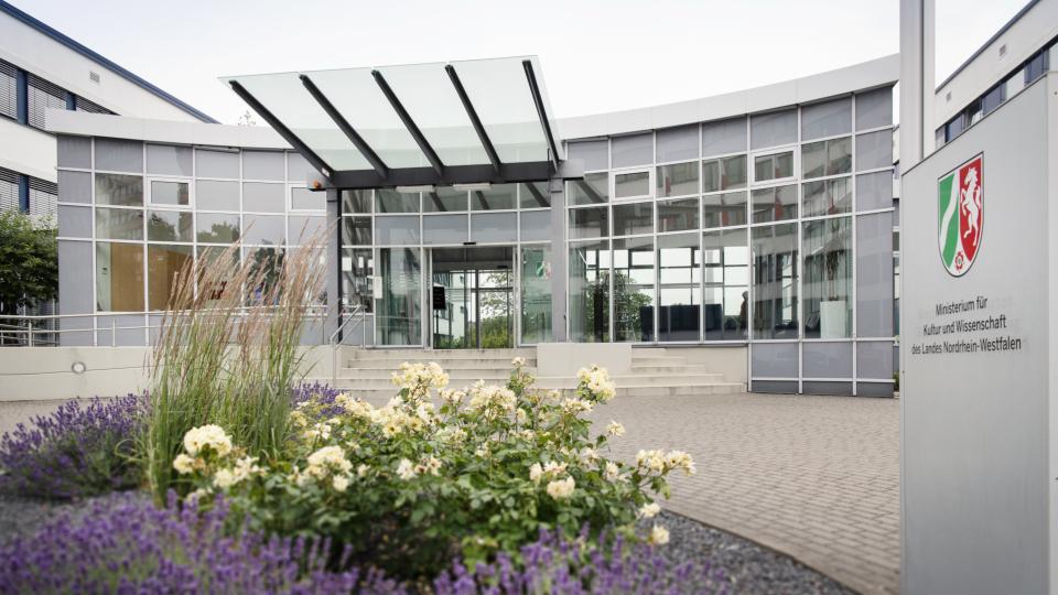 Eingang Hauptgebäude