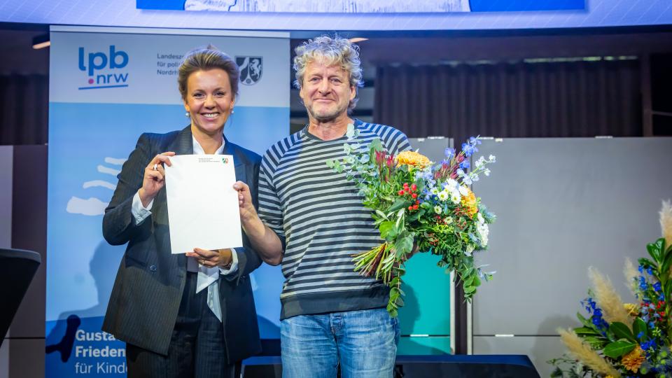 Autor Jörg Isermeyer mit Ministerin Brandes