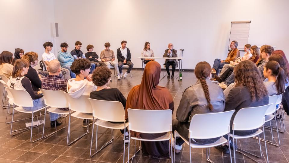 Dr. Leon Weintraub mit Schülerinnen und Schülern der Theodor-Heuss-Realschule Oberhausen
