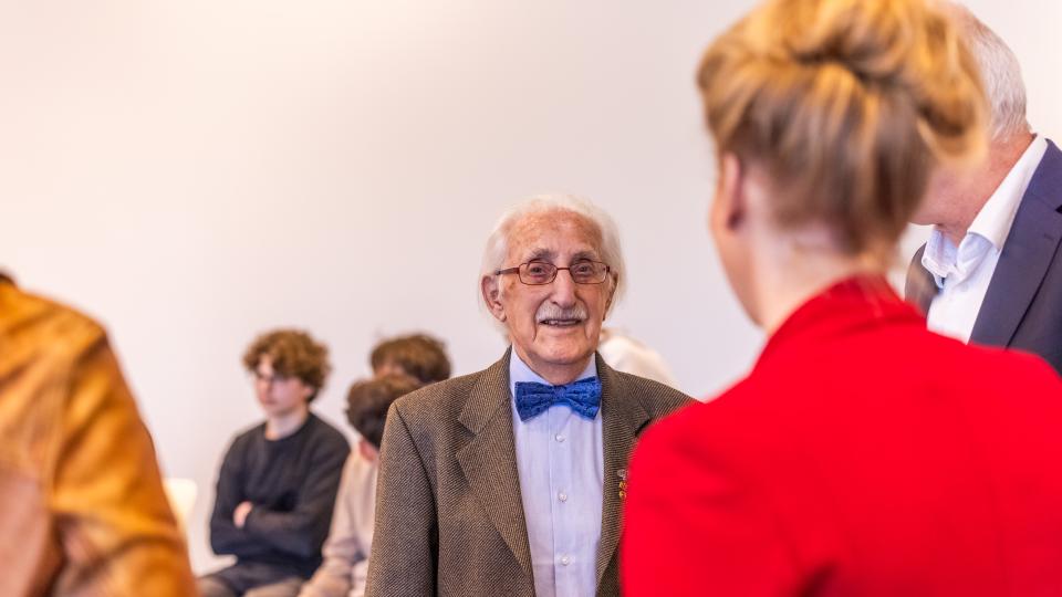Dr. Leon Weintraub in Gesprächen