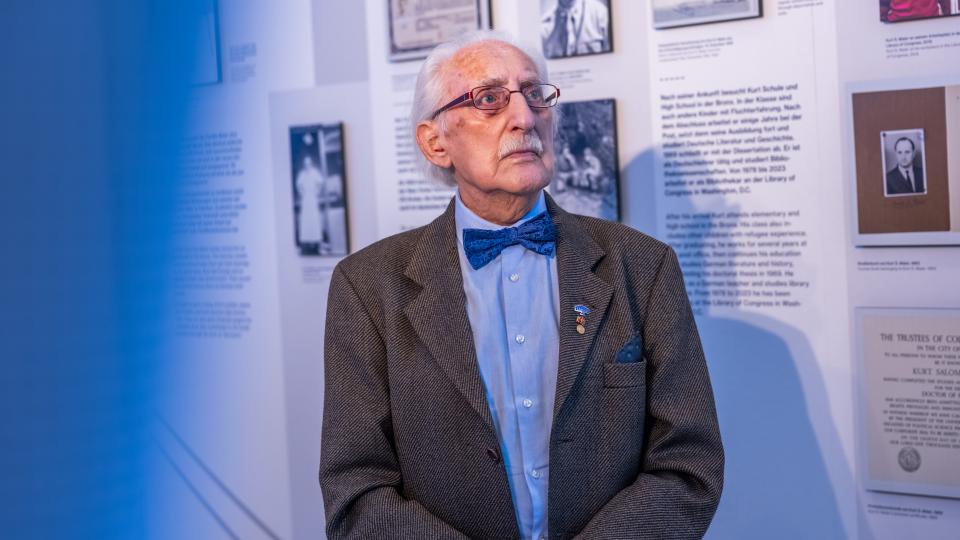 Dr. Leon Weintraub in der Ausstellung