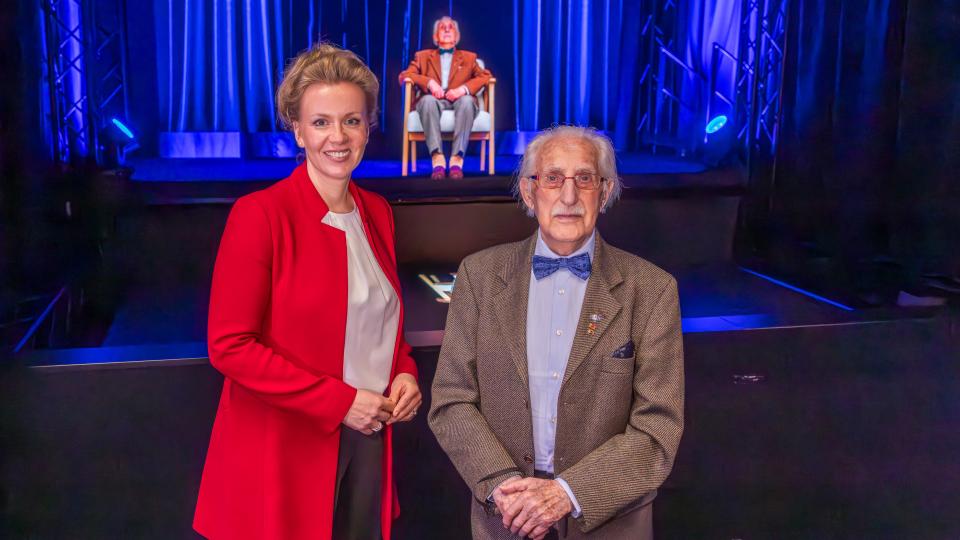 Dr. Leon Weintraub und Ministerin Ina Brandes MdL vor dessen Hologramm