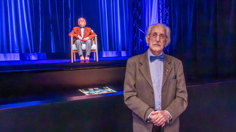 Dr. Leon Weintraub mit seinem Hologramm bei HOLO-VOICES