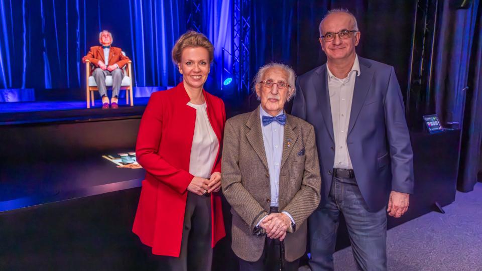 Dr. Leon Weintraub + Hologramm mit Ministerin Ina Brandes MdL und TU Dortmund Rektor Prof. Dr. Manfred Bayer