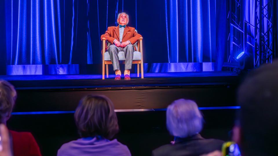 Holocaust-Zeitzeuge Dr. Leon Weintraub als Hologramm