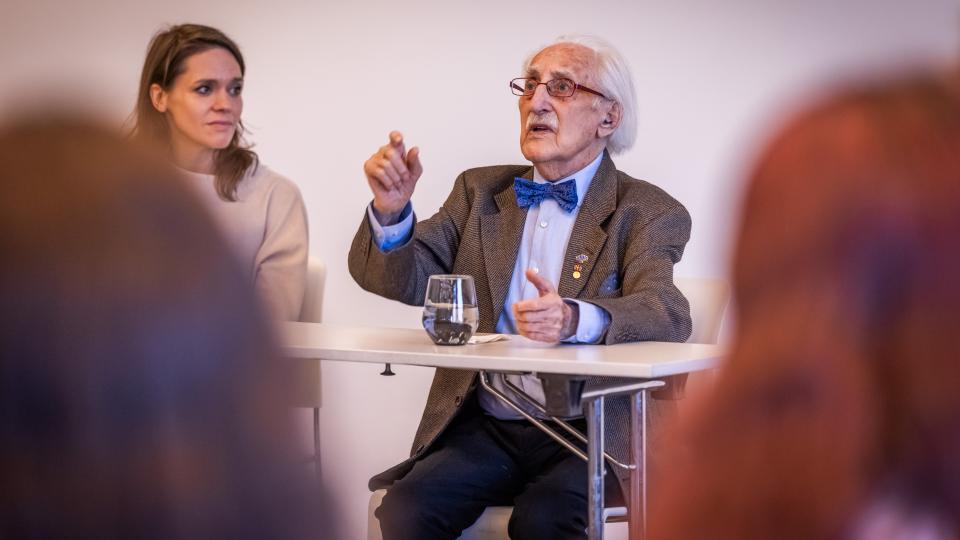 Dr. Leon Weintraub im Austausch mit den Schülerinnen und Schülern